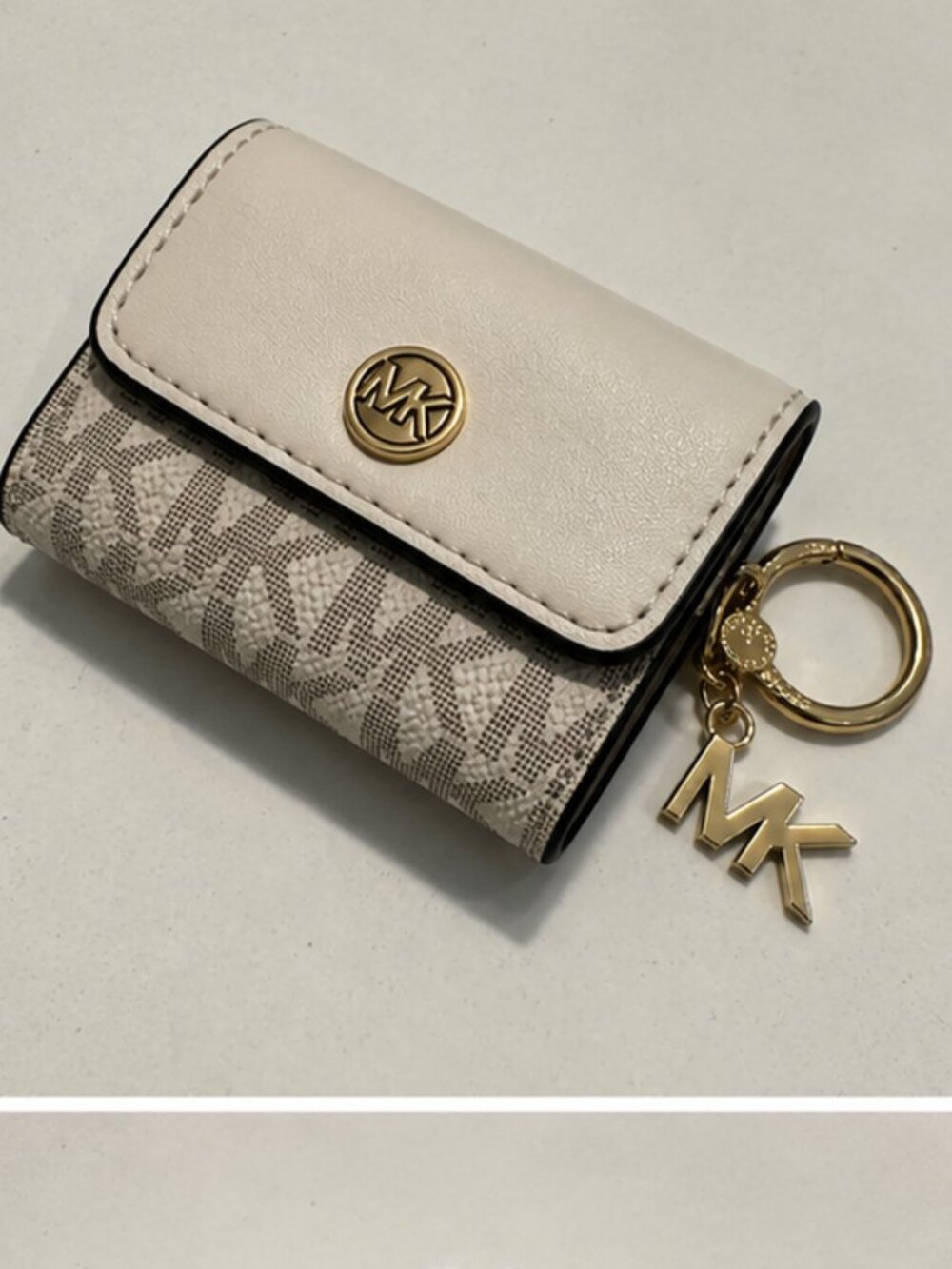 NWOT Signature Michale Kors Airpod Keychain Case